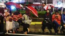 Masyarakat beristirahat saat car free night di kawasan Thamrin, Jakarta, Selasa (31/12/2019). Meski diguyur hujan masyarakat mulai memadati kawasan tersebut untuk menikmati malam pergantian tahun 2019. (Liputan6.com/Angga Yuniar)