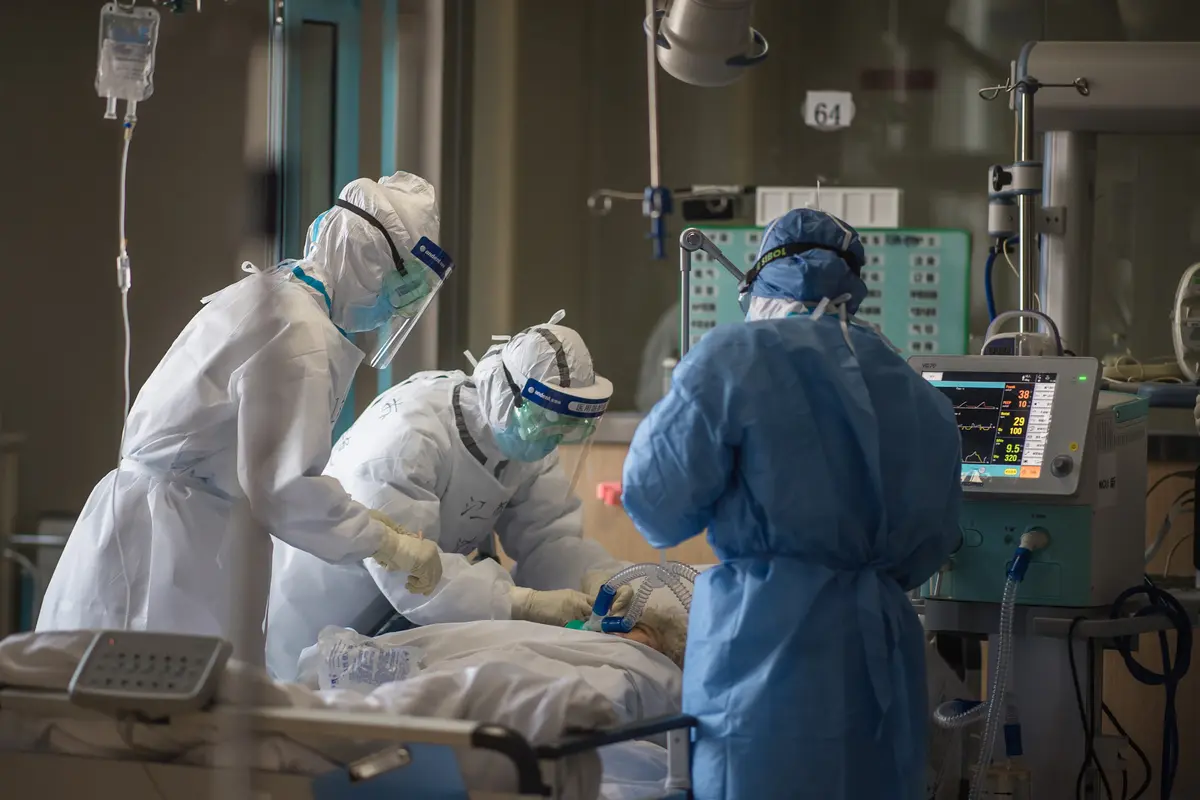 Petugas Medis Tangani Pasien Virus Corona di Ruang ICU RS Wuhan