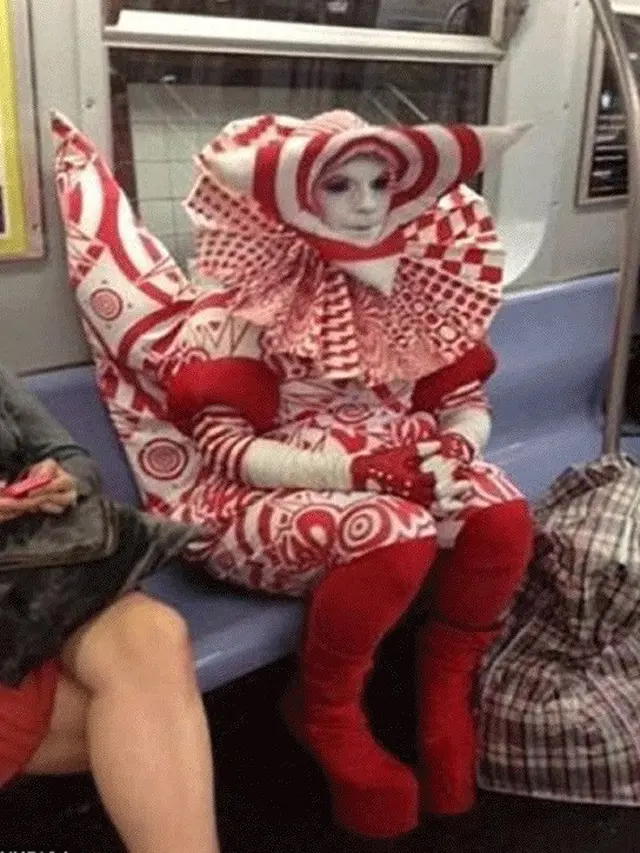 6 Potret Orang Naik Kereta Pakai Outfit Absurd Ini Kocak
