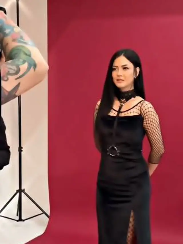7 Pemotretan Nita Gunanawan dengan Busana Hitam Ini Makin Memesona