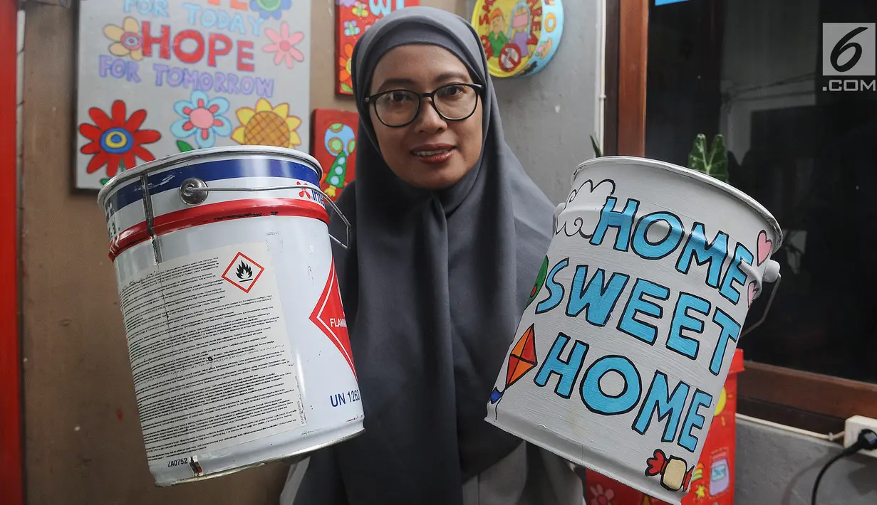 Perajin menunjukkan hasil lukisan kaleng bekas di Tanah Baru Depok, Jawa Barat, Rabu (13/2). Lukisan dengan memanfaatkan media sampah kaleng bekas tersebut selain hobi dan bisnis juga ikut menjaga kelestarian alam. Liputan6.com/Herman Zakharia)