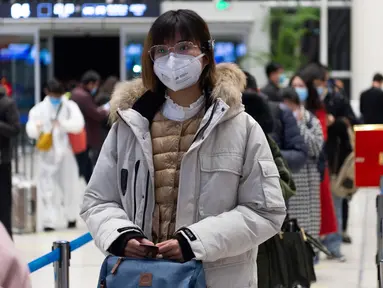 Penumpang wanita menunggu untuk check in di Bandara Liuji di Kota Xiangyang, Provinsi Hubei, China (29/3/2020). Layanan penerbangan penumpang domestik kembali beroperasi di Hubei, wilayah yang sempat terdampak COVID-19, kecuali layanan di Bandara Internasional Tianhe Wuhan. (Xinhua/Xie Jianfei)