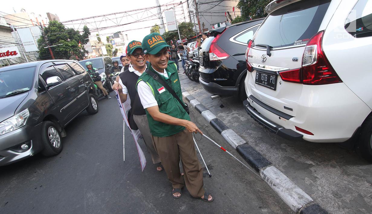 Penyandang disabilitas melintas di samping trotoar saat kampanye Bulan Patuh Pedestrian, Jakarta, Rabu (30/8). Kampanye dilakukan untuk memantau fasilitas akses pejalan kaki untuk disabilitas yang masih kurang layak. (Liputan6.com/Immanuel Antonius)