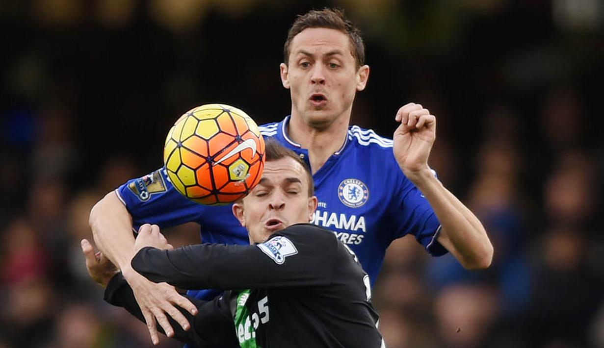 Gelandang Chelsea, Nemanja Matic, berebut bola dengan gelandang Stoke, Xherdan Shaqiri. Sementara Stoke kini berada pada peringkat ke-7 klasemen Liga Inggris. (Reuters/Tony O'Brien)