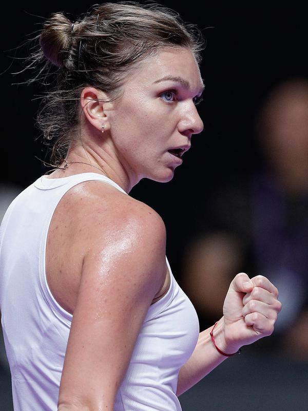 Reaksi petenis Rumania, Simona Halep saat bertanding melawan petenis Kanada, Bianca Andreescu selama turnamen WTA Finals 2019 di Shenzhen, China, Senin (28/10/2019). Juara Wimbledon musim ini, Simona Halep merebut kemenangan 3-6, 7-6, 6-3 dalam waktu 2 jam 34 menit atas Andreescu. (AP/Andy Wong)