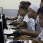 Sejumlah murid Sekolah Menengah Kejuruan (SMK) melaksanakan Ujian Nasional Berbasis Komputer (UNBK) di SMK Negeri 1, Jakarta, Senin (2/4). Adapun Ujian Nasional (UN) susulan untuk SMK akan diselenggarakan 17 hingga 18 April. (Liputan6.com/Arya Manggala)