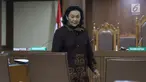 Mantan Sekjen Kemendagri, Diah Anggraeni saat jeda menjadi saksi pada sidang lanjutan dugaan korupsi e-KTP dengan terdakwa Markus Nari di Pengadilan Tipikor, Jakarta, Rabu (11/9/2019). Sidang mendengar keterangan saksi-saksi, salah satunya Diah Anggraeni. (Liputan6.com/Helmi Fithriansyah)