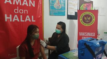 Salah seorang masyarakat mengikuti program vaksinasi Covid-19 yang digelar BIN DAerah Sulawesi Utara. (Istimewa)