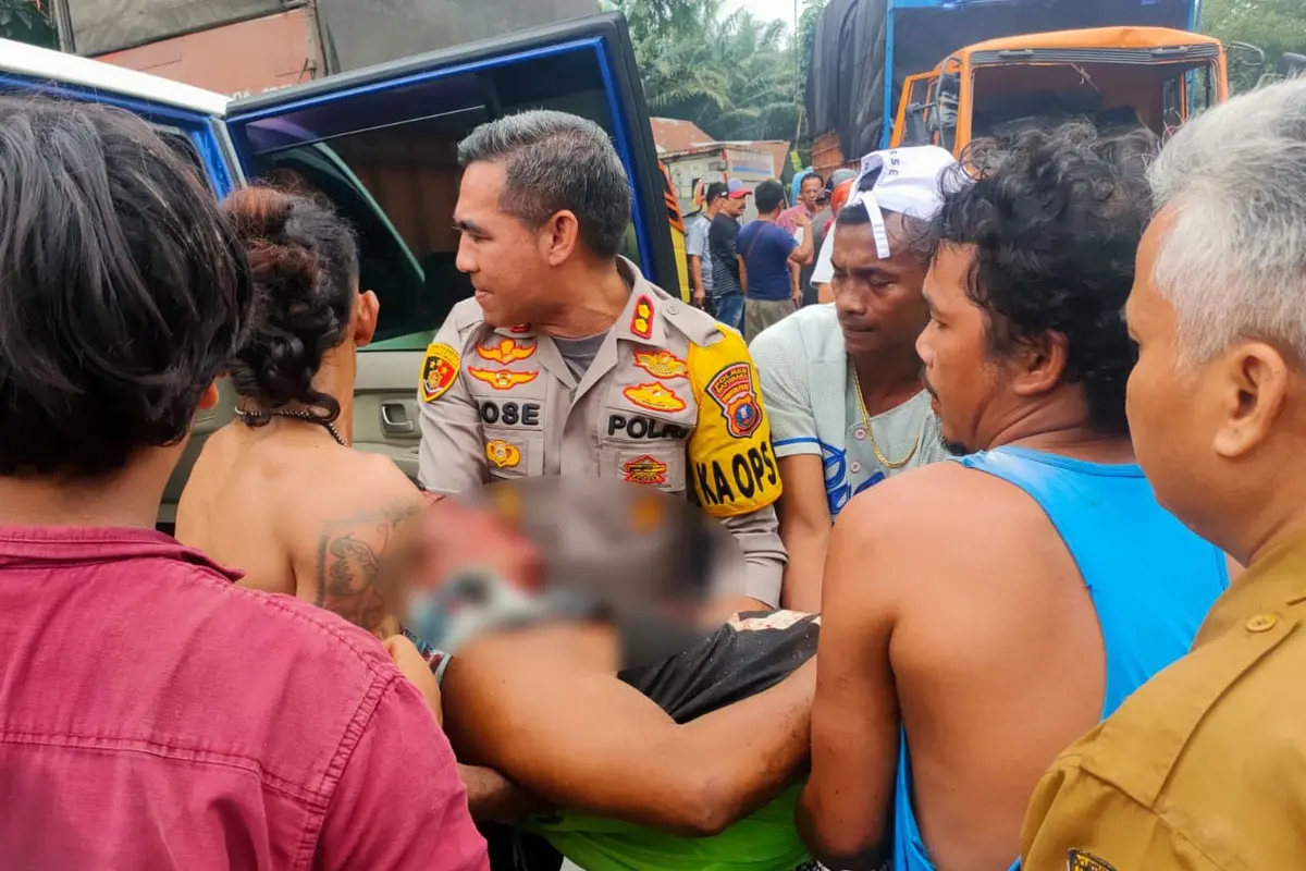 Kapolres Batu Bara AKBP Jose D.C Fernandes ikut mengevakuasi korban kecelakaan di Jalinsum Medan-Kisaran. (Istimewa)