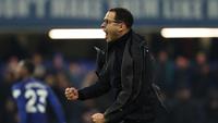 Manajer Chelsea, Liam Rosenior, merayakan kemenangan dramatis 3-2 timnya atas West Ham United pada laga pekan ke-24 Premier League musim ini di Stamford Bridge, Minggu (01/02/2026) dini hari WIB. (AFP/Adrian Dennis)