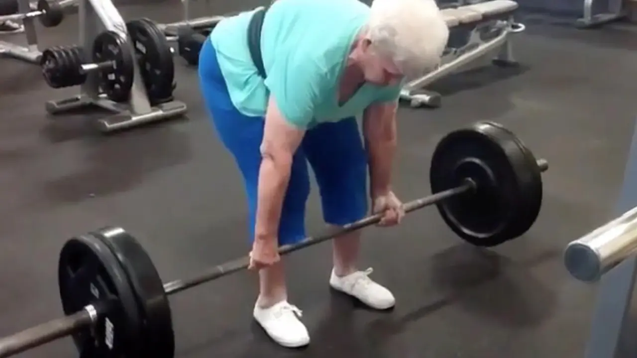 Usia Bukan Halangan, Nenek 78 Tahun Mampu Angkat Barbel 102 Kg