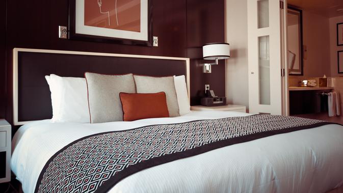 Ilustrasi tempat tidur di kamar hotel. (dok. pexels.com/Pixabay)