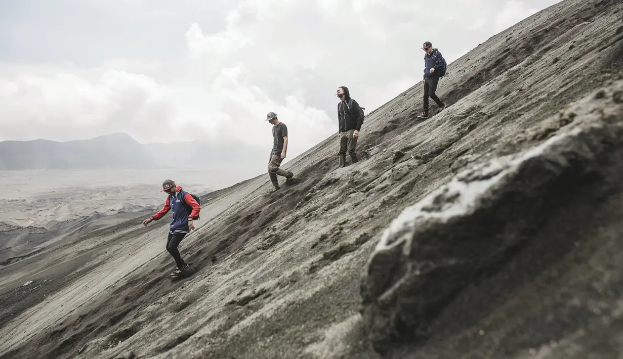 Marco Waltenspiel, Dominic Roithmair, Georg Lettner dan Marco Fuerst menuruni Gunung Bromo. (Red Bull Content Pool)
