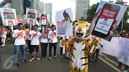 Sejumlah warga saat mengikuti acara peluncuran aplikasi Gakkum Lingkungan dan Kehutanan dalam kampanye bertajuk 'Ayo Hentikan Kejahatan Lingkungan dan Kehutanan' di kawasan Bundaran Hotel Indonesia, Jakarta, (20/12). (Liputan6.com/Immanuel Antonius)