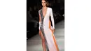 Rancangan Yousef Akbar menonjolkan sisi feminim wanita di Australia Fashion Week 2014, Sydney (9/4/2014) (AFP Photo/William west).