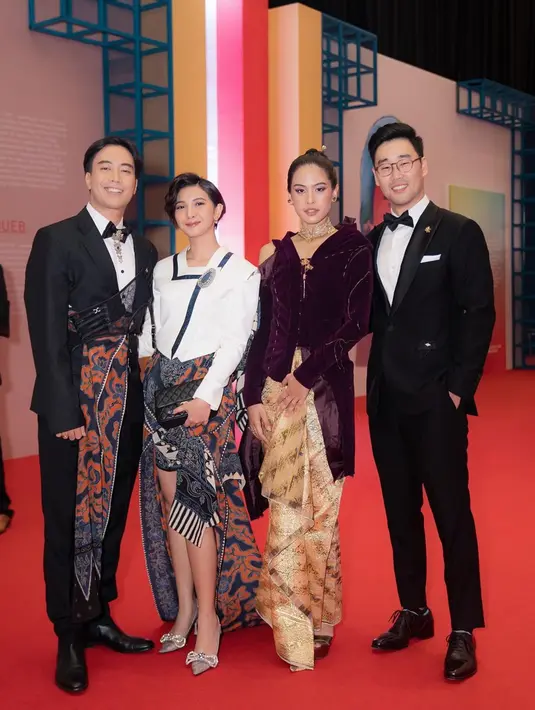 Dalam acara FFI 2022, mereka juga bertemu dengan pasangan selebriti Sheila Dara dan Vidi Aldiano. Tak lupa Maudy Ayunda dan sang suami mengabadikan momen dengan berfoto bersama dua sahabat mereka. (Liputan6.com/IG/@maudyayunda)