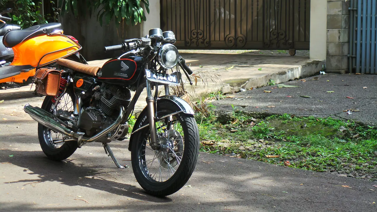 Modifikasi Honda GL110 Bergaya Cafe Racer, Nyaman Buat Boncengan