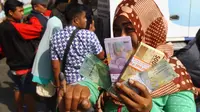 Warga menunjukkan uang dan tinta di jari tanda sudah menukar uang pecahan di mobil layanan kas keliling di Malang pada Mei, 2018 (Liputan6.com/Zainul Arifin)
