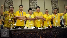 Tujuh Orang Calon Ketua Umum dari kiri : Mahyudin, Aziz Syamsuddin, Ade Komarudin, Airlangga Hartarto, Priyo Budi Santoso, Syahrul Yasin Limpo saat foto bersama di Bali Nusa Dua Convention Center (BNDCC), Bali, Minggu (15/5).(Liputan6.com/JohanTallo)