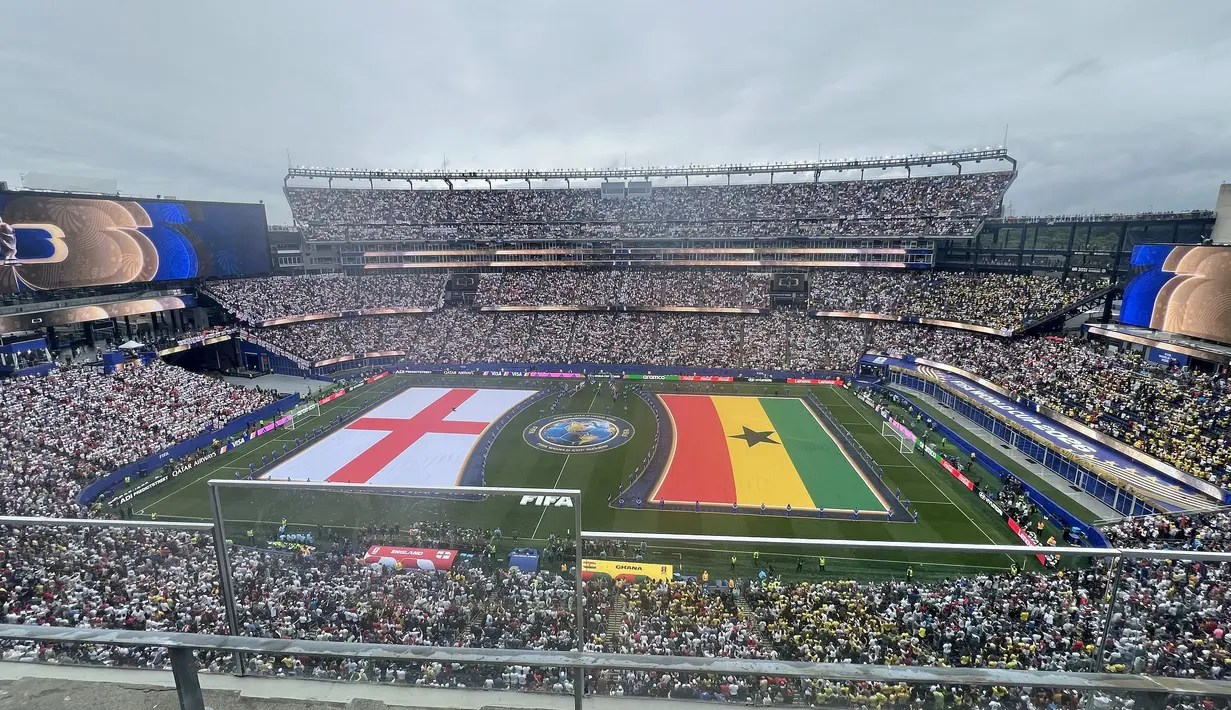 Suasana upacara pembukaan laga Inggris melawan Ghana di Gillette Stadium, Foxborough, Boston, AS, Senin (23/6/2026). Ribuan suporter memadati tribun saat bendera raksasa kedua negara dibentangkan menjelang pertandingan fase grup Piala Dunia 2026. (KLY Sports/Hery Kurniawan)