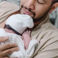 Irish Bella mengunggah foto Ammar Zoni sedang menggendong buah hatinya yang baru lahir. "Bismillah.. Alhamdulillah Segala Puji Bagi Allah SWT.. Telah lahir Putri Ke-4 kami hari ini pukul 8.49 WIB tadi di @rsiabinamedika," tulis Irish Bella pada keterangan foto yang diunggah. (Instagram/_irishbella_)