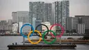 Kapal tongkang membawa Cincin Olimpiade di Distrik Odaiba, Tokyo, Jepang, Jumat (17/1/2020). Cincin Olimpiade dengan tinggi 15,3 meter dan panjang 32,6 meter tersebut akan berada di sana hingga Olimpiade 2020 berakhir. (AP Photo/Jae C. Hong)