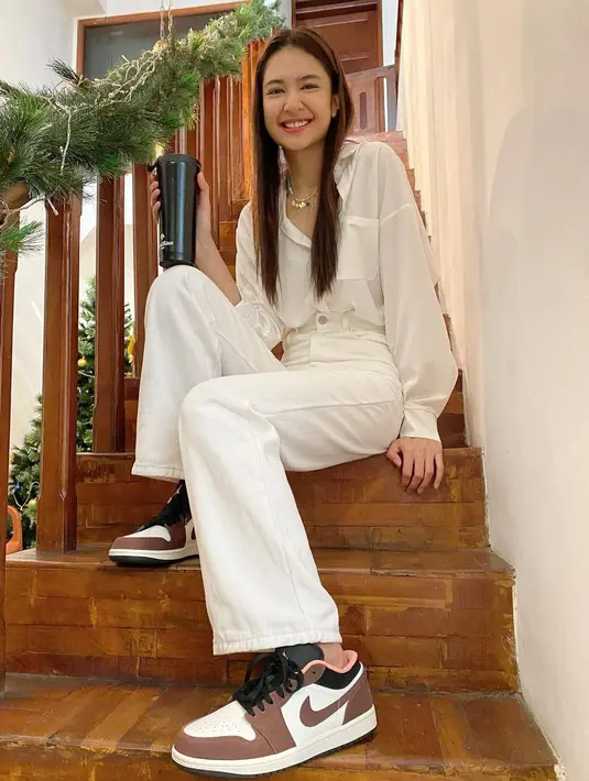 Yuk, coba tampilan white-on-white dengan memadukan kemeja putih dengan celana warna senada untuk tampilan sophisticated (Instagram @miktambayong)