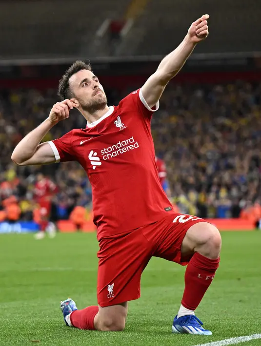 Bintang Liverpool asal Portugal, Diogo Jota meninggal dunia setelah mengalami kecelakaan di Spanyol saat menjalani liburan bersama adiknya, Andre Silva. Tampak dalam foto, Diogo Jota melakukan selebrasi setelah mencetak gol kedua Liverpool saat pertandingan sepak bola grup E Liga Eropa melawan Royale Union Saint-Gilloise di Stadion Anfield, Liverpool, Inggris pada 5 Oktober 2023. (Oli SCARFF/AFP)