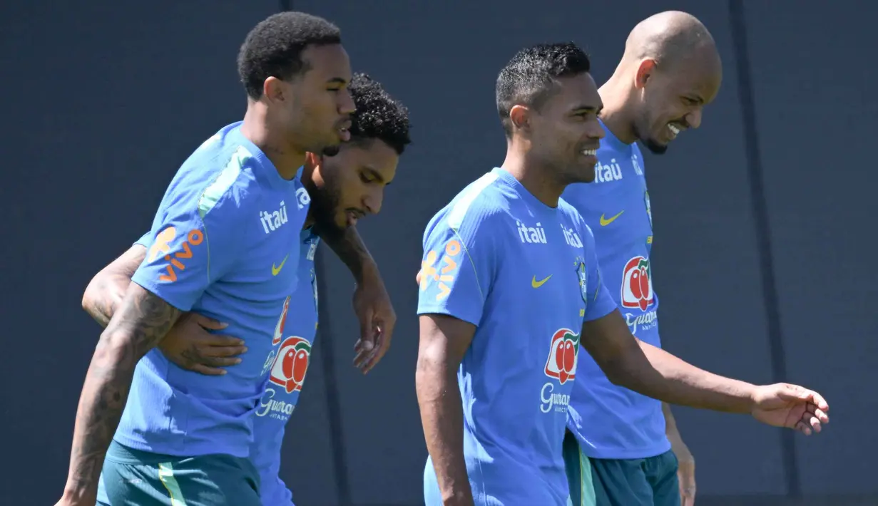 Pemain Timnas Brasil, Gabriel Magalhaes, Ederson, Alexsandro dan Fabinho (kiri ke kanan) berjalan di lapangan selama sesi latihan sebagai bagian dari persiapan menghadapi pertandingan sepak bola Piala Dunia 2026 melawan Maroko di Fasilitas Latihan Columbia Park, Morristown, New Jersey, pada 9 Juni 2026. (MAURO PIMENTEL/AFP)