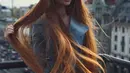 Anastasia Sidorova memamerkan rambut panjang alaminya kepada 424k pengikutnya. Perempuan asal Rusai tersebut memiliki rambut panjang, halus, dan lurus. (instagram.com/sidorovaanastasiya)