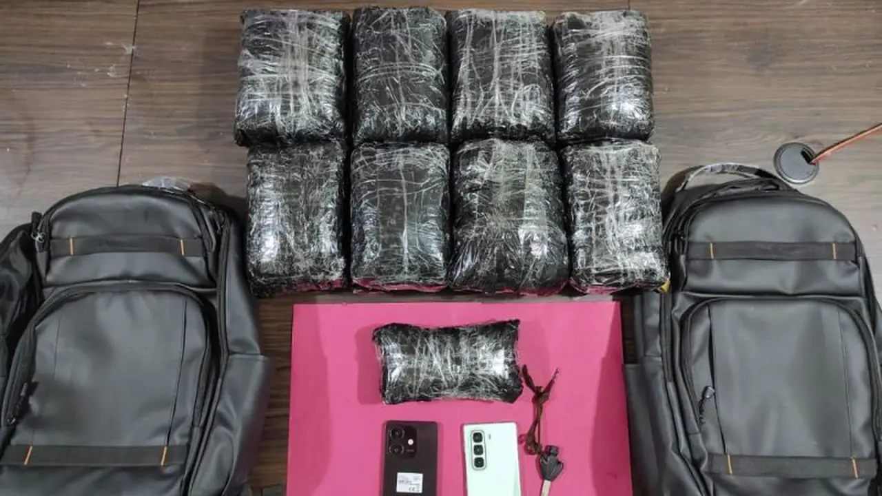 Bungkusan ekstasi di dalam tas ransel. (Antara)