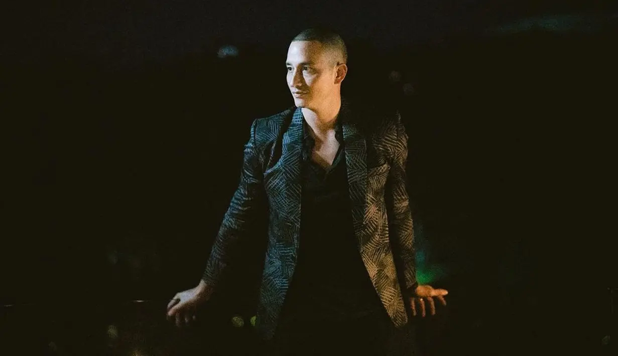Meski Mike Lewis mengubah gaya rambutnya, namun tampilan ini tetap membuatnya terlihat tampan. Bahkan, style rambut terbaru pemain film Hafalan Shalat Delisa ini membuatnya cukup menarik perhatian publik. (Liputan6.com/IG/@mike_lewis)