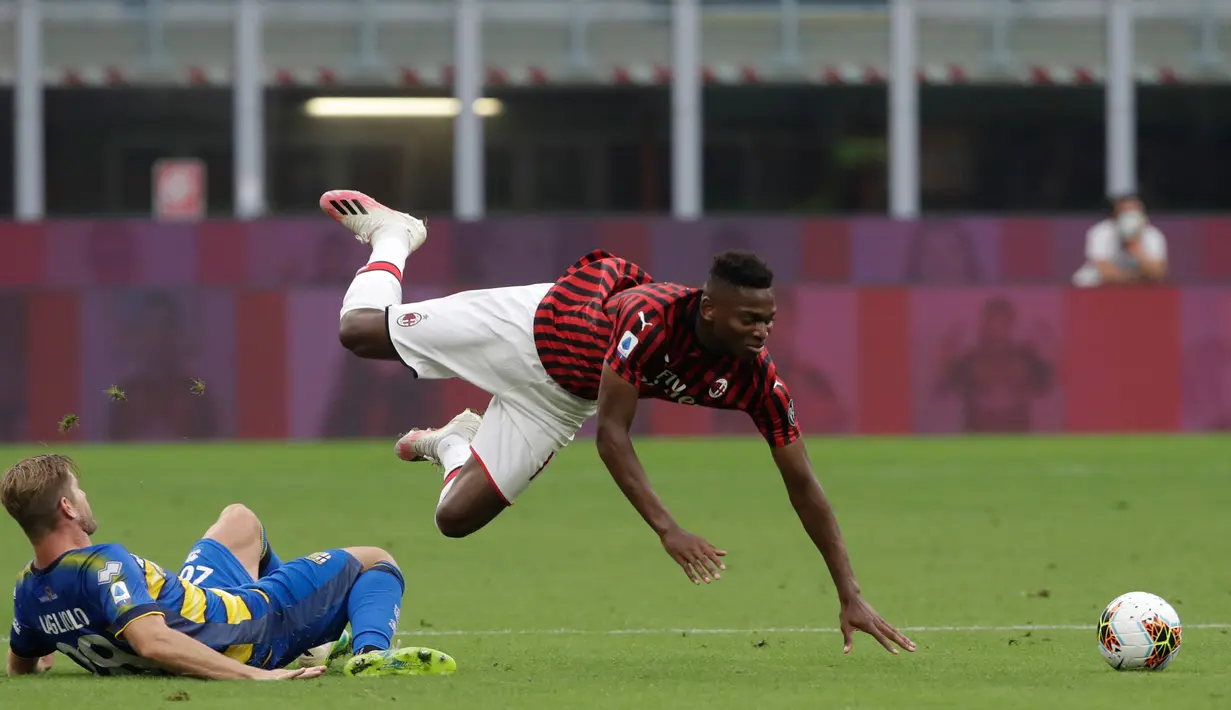 Penyerang AC Milan, Rafael Leao saat dilanggar pemain Parma, Riccardo Gagliolo  pada pertandingan lanjutan Liga Serie A Italia di Stadion San Siro di Milan, Italia (15/7/2020). AC Milan menang telak 3-1 atas Parma. (AP Photo/Luca Bruno)