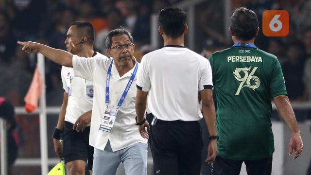 Foto: Momen Ketika Aji Santoso Murka dengan Keputusan Wasit saat Persebaya Menghadapi Persija