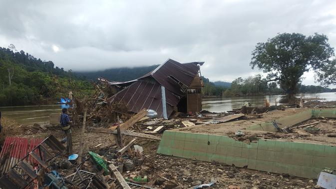 Desa Tapuwatu, Kecamatan Asera, hilang usai diterjang banjirbandang Konawe Utara, Jumat (7/6/2019).(Liputan6.com/Ahmad Akbar Fua)
