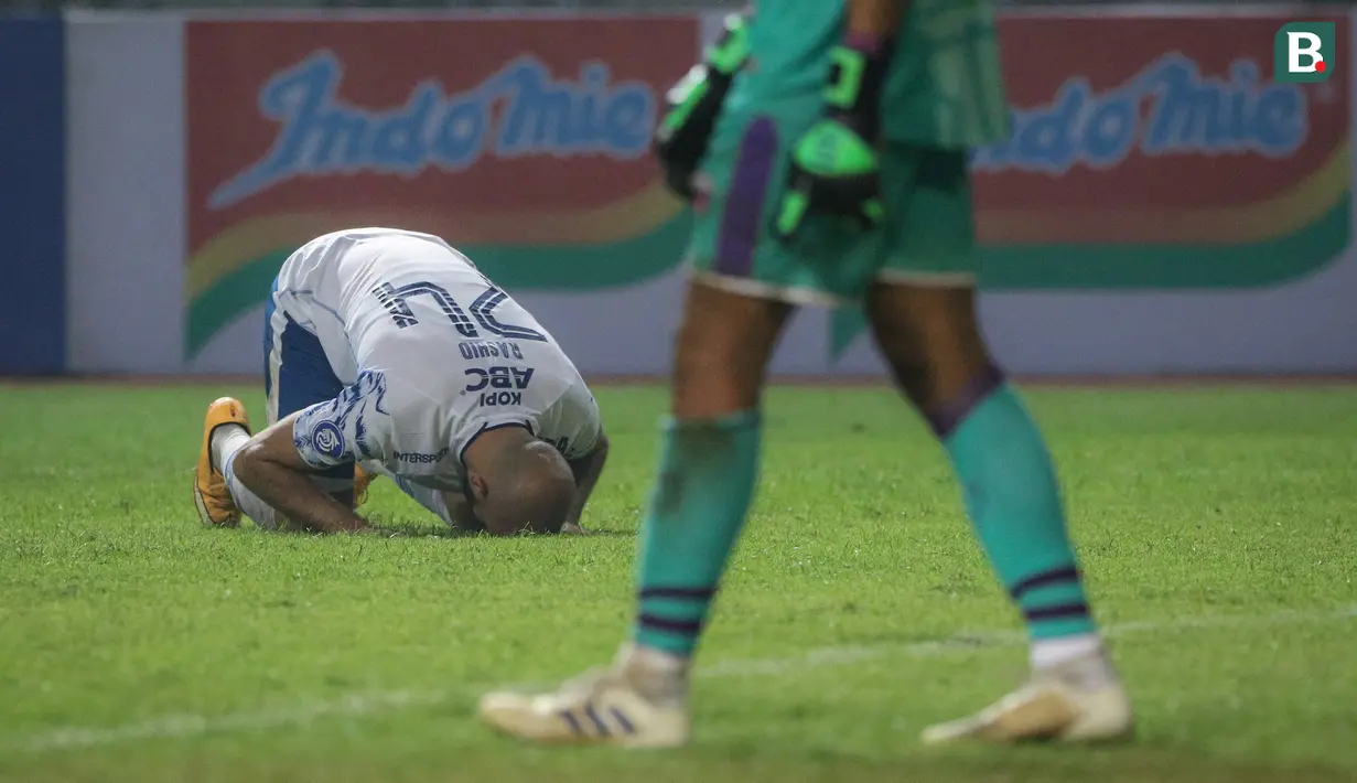 Gelandang Persib Bandung, M. Rashid bersujud merayakan gol keduanya yang dicetak ke gawang Persita Tangerang dalam laga pekan kedua BRI Liga 1 2021/2022 di Stadion Wibawa Mukti, Cikarang, Sabtu (11/09/2021). Persib menang 2-1. (Foto: Bola.com/Bagaskara Lazuardi)