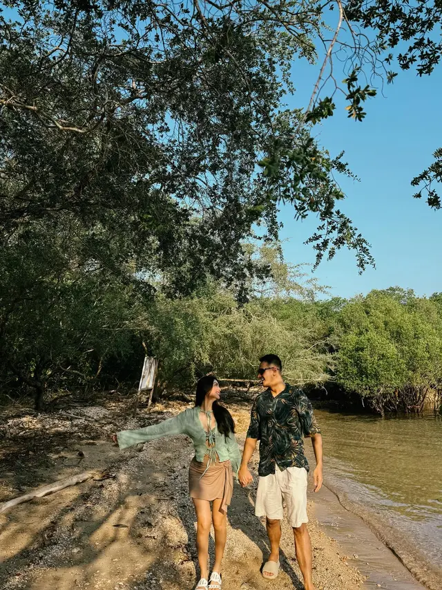 7 Potret Bulan Madu Debi Sagita dan Marco Ivanos di Pulau Menjangan