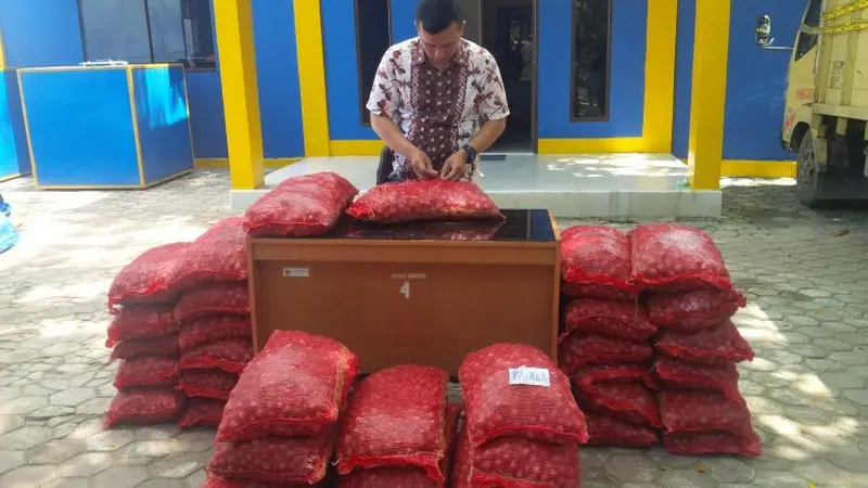 Sebanyak 15,3 ton bawang merah asal India yang diangkut menggunakan kapal asal Malaysia masuk melalui pelabuhan tikus di daerah Jangkang, Kabupaten Bengkalis.