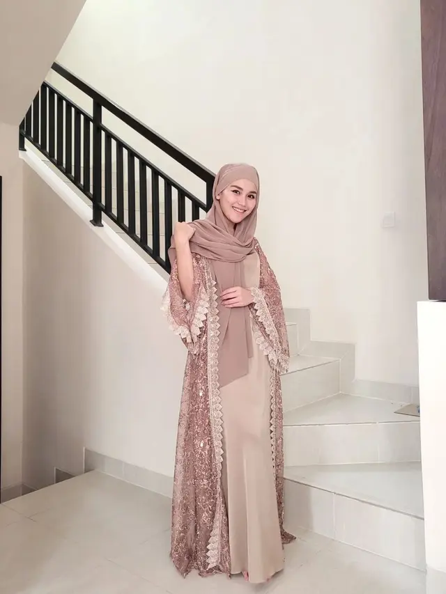 Ayu Ting Ting mengenakan hijab saat hadir dalam syukuran rumah baru Assyifa Nuraini sang adik (Foto: Instagram @ayutingting92)
