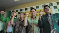 Sekjen PPP versi Djan Faridz, Dimyati Natakusumahdi (kedua kanan) didampingi pengurus harian memberikan keterangan pers di Jakarta, Senin (8/10/2014). (Liputan6.com/Herman Zakharia)