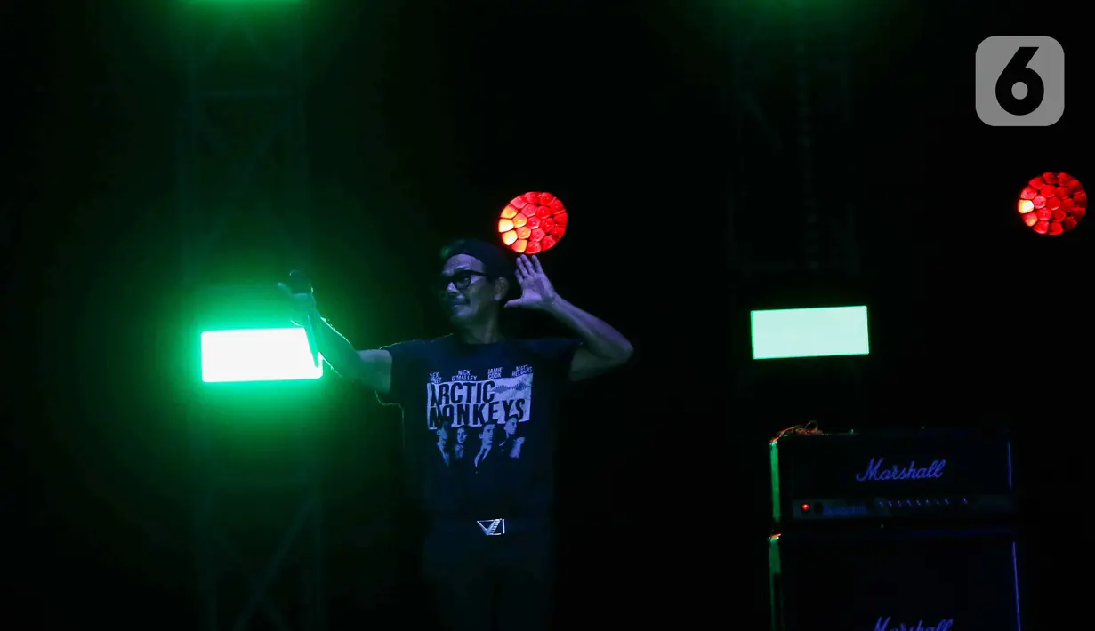 Putri, Pelangi di Matamu dan Surti Tejo sukses dibawakan band yang dibentuk di Kota Cimahi itu pada gelaran The 90's Festival hari pertama. (Liputan6.com/Herman Zakharia)