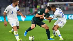 Striker Italia, Federico Chiesa, berusaha melewati bek Yunani, Kostas Stafylidis, pada laga Kualifikasi Piala Eropa 2020 di Stadion Olimpico, Roma, Sabtu (12/10). Italia menang 2-1 atas Yunani. (AFP/Alberto Pizzoli)