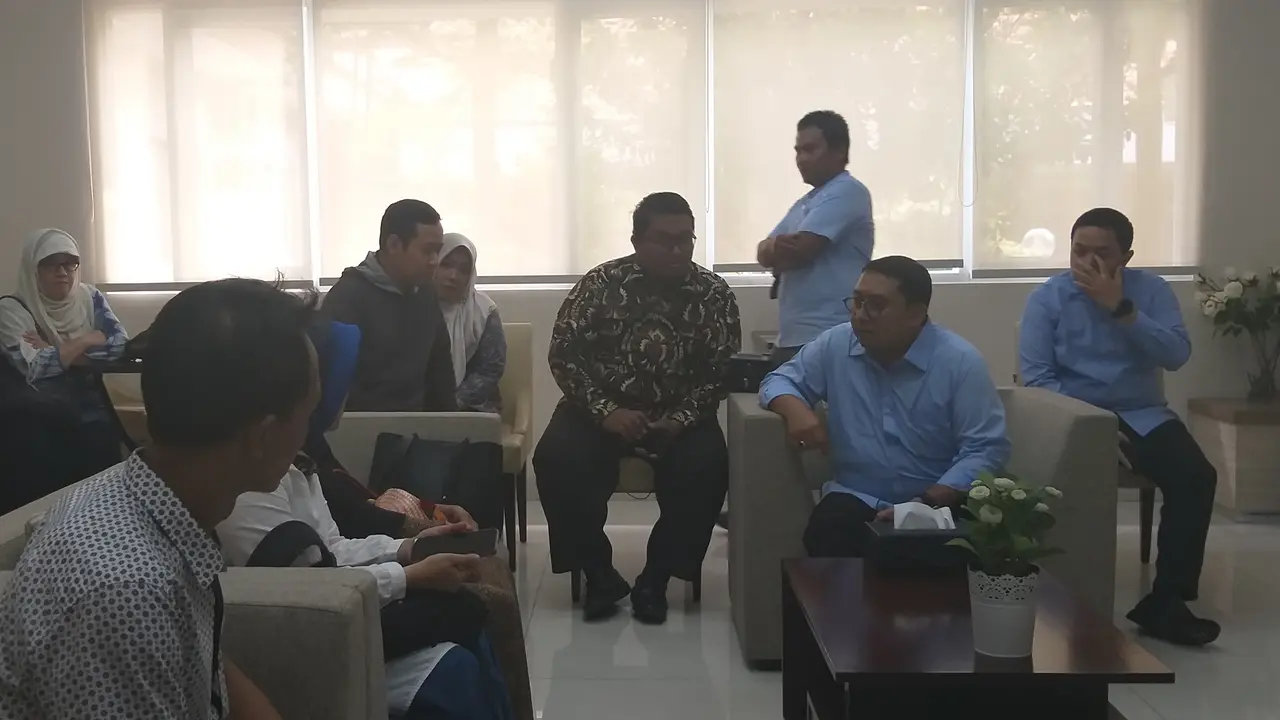 Wakil Ketua DPR Fadli Zon mendampingi salah satu keluarga dari seorang petugas Kelompok Penyelenggara Pemungutan Suara (KPPS) di Rumah Sakit Pelni, Palmerah, Jakarta Barat, Sabtu (11/5/2019). (Foto: Ika Defianti/Liputan6.com)