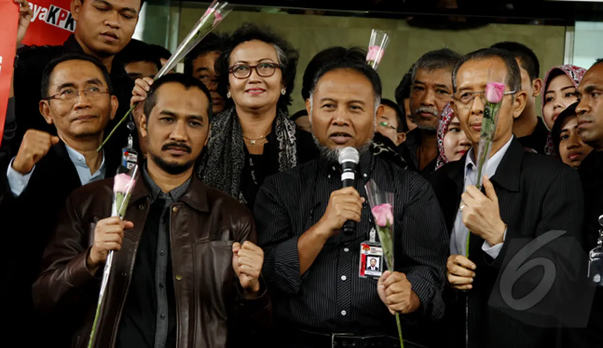 Wakil Ketua KPK, Bambang Widjojanto (tengah) bersiap memenuhi panggilan pemeriksaan kedua sebagai tersangka di Bareskrim Mabes Polri, Jakarta, Selasa (3/2/2015). Bambang Widjojanto saat memberikan keterangan di Gedung KPK. (Liputan6.com/Faisal R Syam)