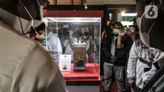 Pengunjung mengamati salah satu artefak atau peninggalan Nabi Muhammad SAW beserta Para Sahabat yang dipamerkan di Jakarta Islamic Centre (JIC), Jumat (23/4/2021). JIC menggelar pameran yang menampilkan artefak atau benda peninggalan Nabi Muhammad SAW dan Para Sahabat. (merdeka.com/Iqbal S Nugroho)