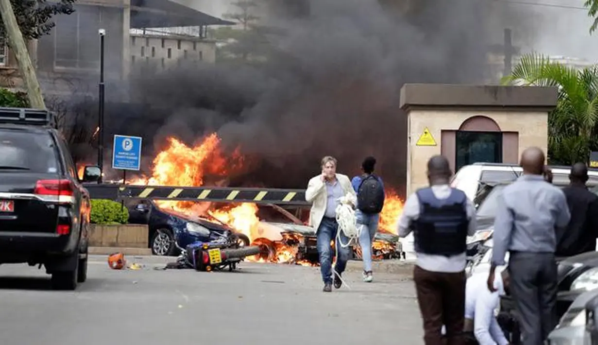 Sejumlah kendaraan terbakar di lokasi penyerangan sebuah kompleks hotel mewah di Nairobi, Kenya, Selasa (15/1). Terdapat seorang pengebom bunuh diri dalam serangan tersebut. (AP Photo/Khalil Senosi)