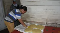 Meski namanya gethuk bokong, proses pembuatannya sepenuhnya memanfaatkan kekuatan tangan. (Liputan6.com/Fajar Eko Nugroho)