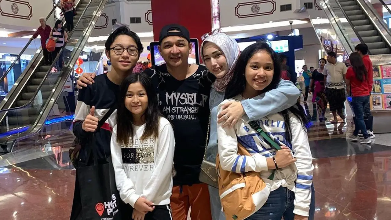 6 Potret Cantik Shakiena Azalea Putrina Anak Pasha Ungu dan Okie Agustina