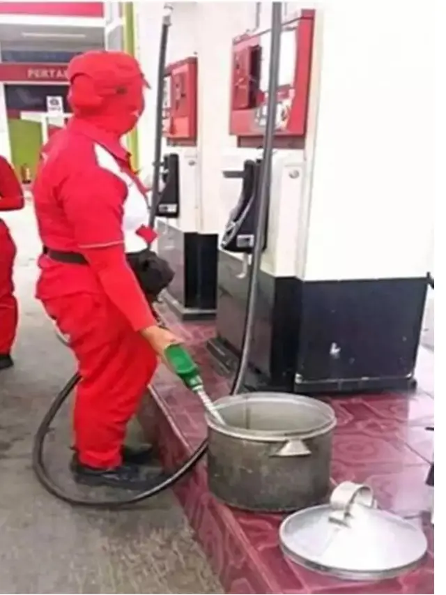 6 Potret Kocak Petugas SPBU saat Isi Bensin Pelanggan, Bikin Geleng Kepala