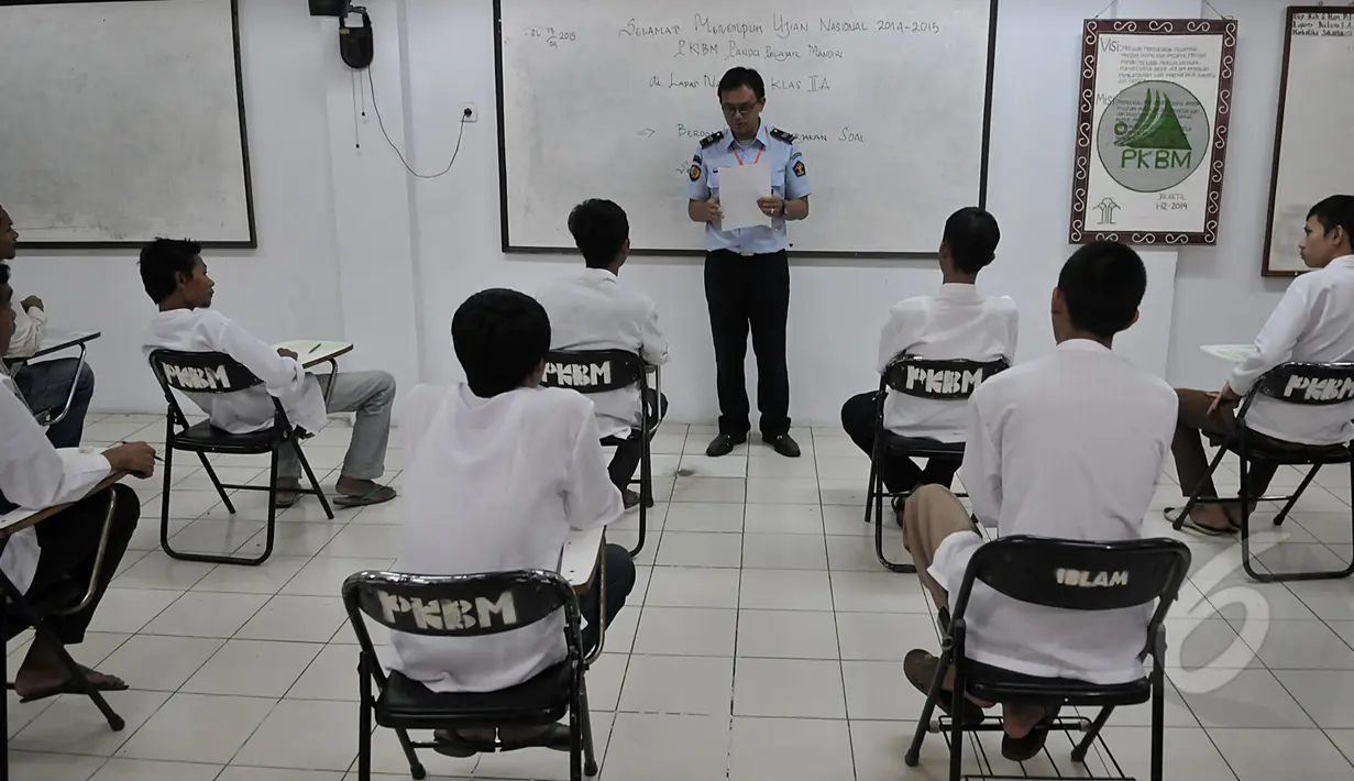 Petugas memberikan pengarahan kepada para narapidana LP Cipinang yang menjalani UN melalui program Paket C di LP Narkotika Cipinang, Jakarta, Senin (13/4/2015).  Para peserta terlihat bersemangat menjalani UN 2015. (Liputan6.com/Johan Tallo)
